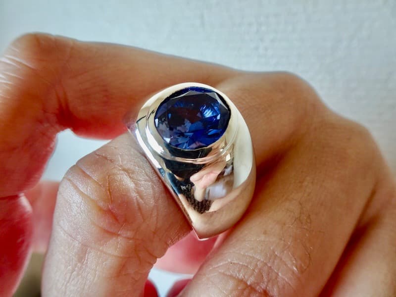 仁尾彫金『オーバルカット合成ブルーサファイア覆輪リング』ハンドメイド372
